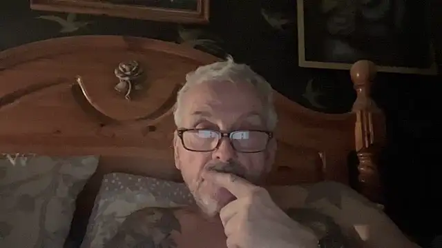 Snapshot of poggles chatting on March 18, 8:34 pm poggles online show from March 18, 8:34 pm