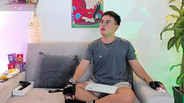 Snapshot of Young_Ben chatting on September 12, 11:59 pm Young Ben online show from September 12, 11:59 pm