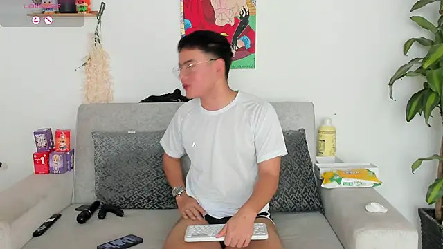 Snapshot of Young_Ben chatting on September 13, 2:39 pm Young Ben online show from September 13, 2:39 pm