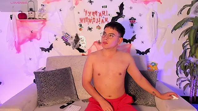 Snapshot of Young_Ben chatting on October 12, 11:59 pm Young Ben online show from October 12, 11:59 pm