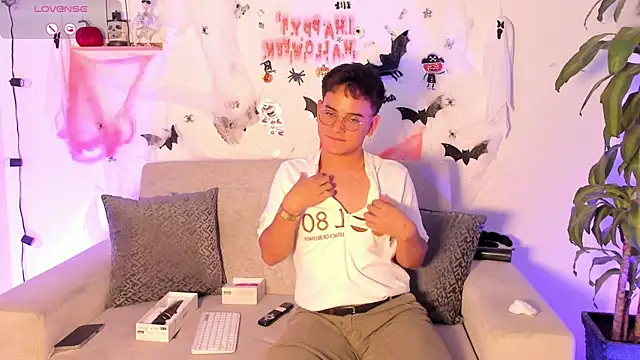 Snapshot of Young_Ben chatting on October 24, 1:03 am Young Ben online show from October 24, 1:03 am