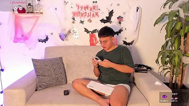 Snapshot of Young_Ben chatting on October 25, 11:54 pm Young Ben online show from October 25, 11:54 pm