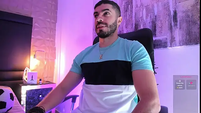 Snapshot of AxelThompson_ chatting on September 19, 11:11 am AxelThompson online show from September 19, 11:11 am