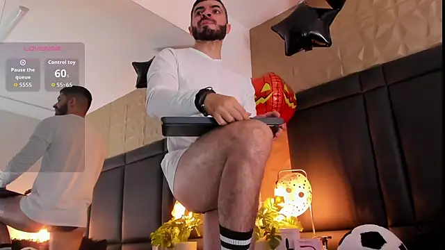 Snapshot of AxelThompson_ chatting on October 12, 11:31 am AxelThompson online show from October 12, 11:31 am