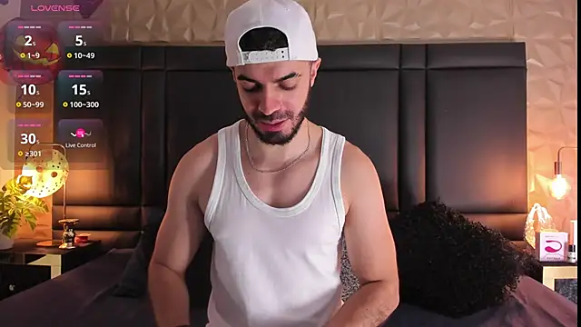 Snapshot of AxelThompson_ chatting on October 13, 11:21 am AxelThompson online show from October 13, 11:21 am