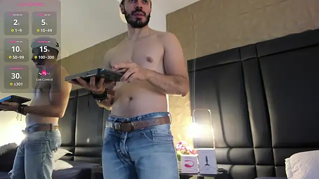 Snapshot of AxelThompson_ chatting on November 4, 12:04 pm AxelThompson online show from November 4, 12:04 pm