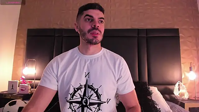 Snapshot of AxelThompson_ chatting on November 6, 11:44 am AxelThompson online show from November 6, 11:44 am