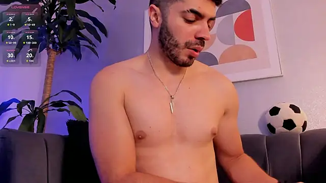 Snapshot of AxelThompson_ chatting on December 5, 11:19 am AxelThompson online show from December 5, 11:19 am