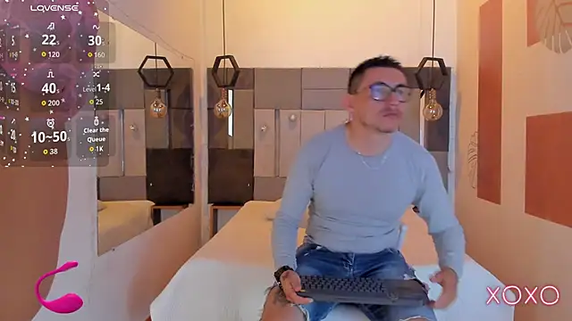 Snapshot of FreyrStone chatting on December 14, 5:35 am FreyrStone online show from December 14, 5:35 am