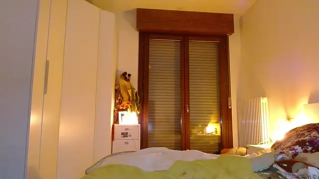 Snapshot of refem9 chatting on October 25, 5:19 pm refem9 online show from October 25, 5:19 pm