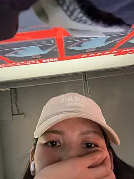 Ninazhang online show from April 27, 7:17 am