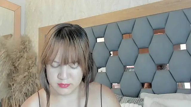 juliette pretty  online show from March 30, 7:15 pm