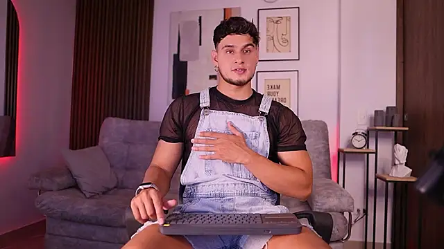 Snapshot of DaviesBrown chatting on September 15, 9:04 pm DaviesBrown online show from September 15, 9:04 pm