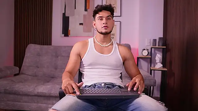 Snapshot of DaviesBrown chatting on October 28, 8:33 pm DaviesBrown online show from October 28, 8:33 pm