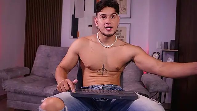 Snapshot of DaviesBrown chatting on November 1, 8:44 pm DaviesBrown online show from November 1, 8:44 pm