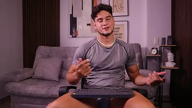 Snapshot of DaviesBrown chatting on November 10, 9:47 pm DaviesBrown online show from November 10, 9:47 pm