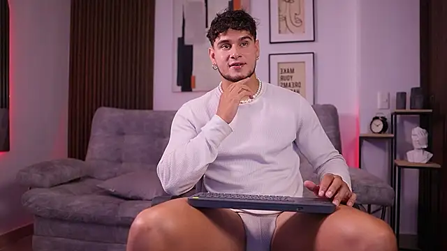 Snapshot of DaviesBrown chatting on November 24, 8:19 pm DaviesBrown online show from November 24, 8:19 pm