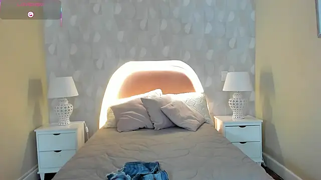 isabella milf  online show from October 29, 7:15 pm