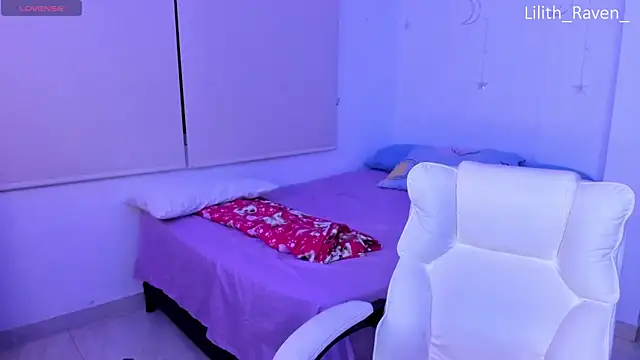 Snapshot of Lilith_Raven_ chatting on October 6, 4:21 am Lilith Raven online show from October 6, 4:21 am