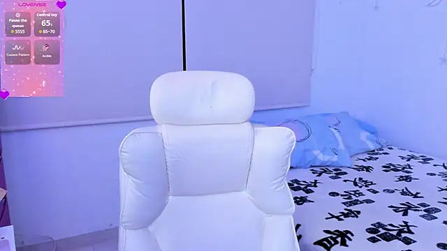 Snapshot of Lilith_Raven_ chatting on December 14, 3:01 am Lilith Raven online show from December 14, 3:01 am