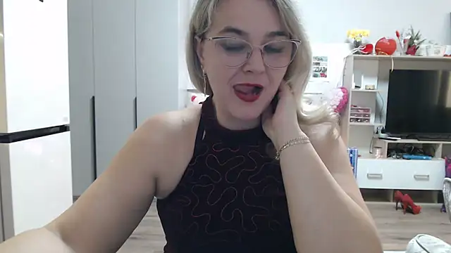 Snapshot of EleanoraDream chatting on May 2, 2:11 pm EleanoraDream online show from May 2, 2:11 pm