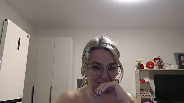 Snapshot of EleanoraDream chatting on May 9, 5:18 pm EleanoraDream online show from May 9, 5:18 pm