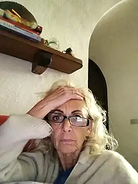 Snapshot of clarabell4 chatting on October 10, 8:30 pm clarabell4 online show from October 10, 8:30 pm