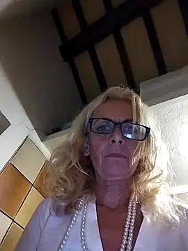 Snapshot of clarabell4 chatting on October 31, 9:38 pm clarabell4 online show from October 31, 9:38 pm