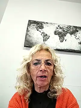 Snapshot of clarabell4 chatting on November 28, 8:39 am clarabell4 online show from November 28, 8:39 am