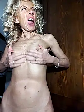 Snapshot of clarabell4 chatting on December 2, 6:41 am clarabell4 online show from December 2, 6:41 am