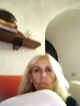 Snapshot of clarabell4 chatting on December 5, 8:05 pm clarabell4 online show from December 5, 8:05 pm