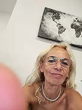 Snapshot of clarabell4 chatting on June 17, 8:28 am clarabell4 online show from June 17, 8:28 am