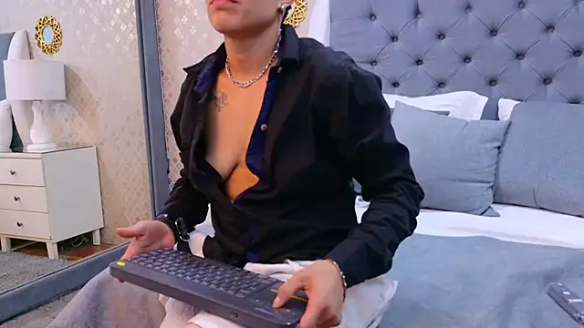 ZoeKrug online show from October 7, 4:15 pm