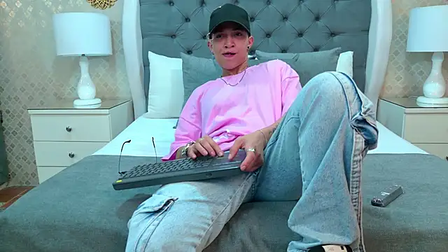 ZoeKrug online show from November 8, 11:43 am