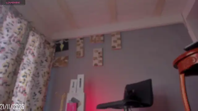 Snapshot of Chloe_cooperr chatting on November 21, 12:59 pm Chloe cooperr online show from November 21, 12:59 pm