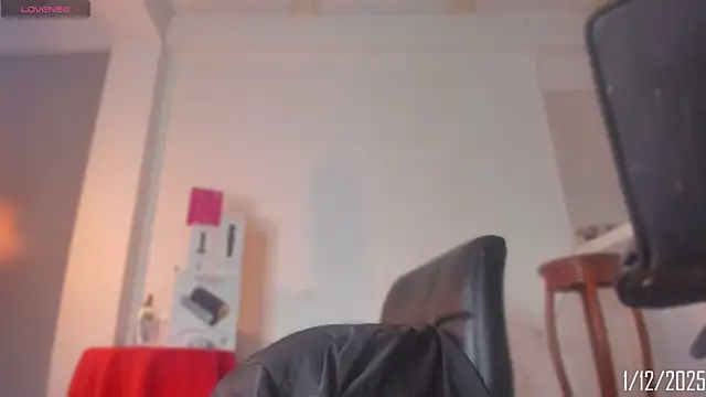 Snapshot of Chloe_cooperr chatting on December 2, 7:53 pm Chloe cooperr online show from December 2, 7:53 pm