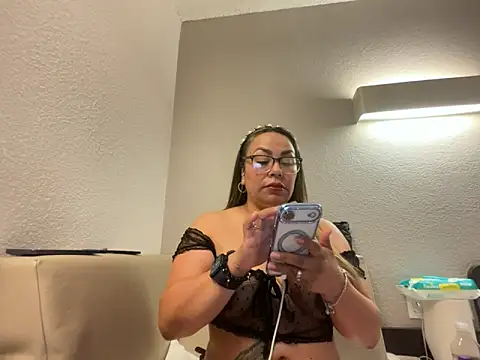 SamyHot2025 online show from April 6, 5:47 pm