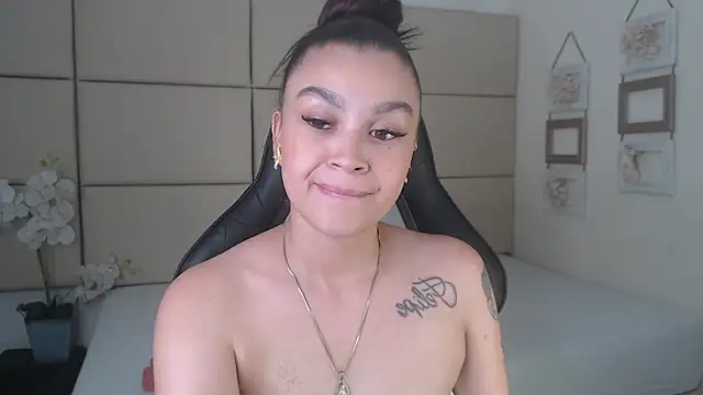 Snapshot of Rossi_Baker chatting on October 21, 4:41 pm Rossi Baker online show from October 21, 4:41 pm