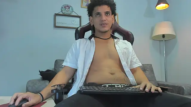 Xfire boy69 online show from December 4, 1:42 pm
