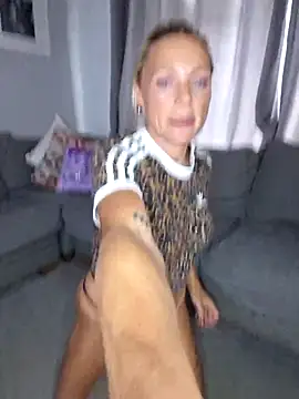 Snapshot of Bellarose_xx chatting on September 17, 11:01 am Bellarose xx online show from September 17, 11:01 am