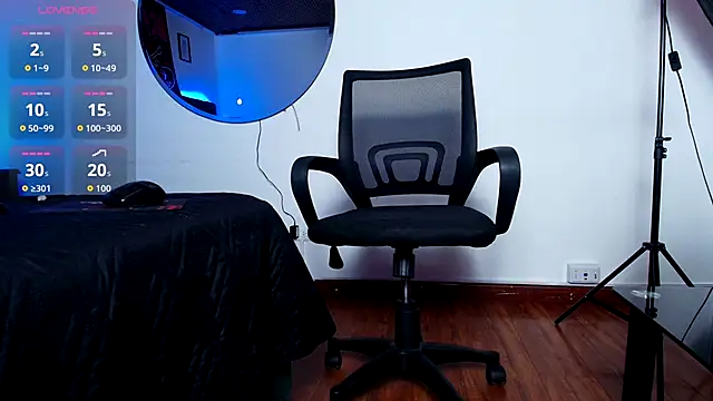 Alisse Moore online show from October 7, 12:35 pm