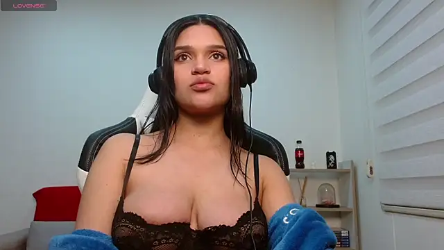 Snapshot of Roxxi_2110 chatting on September 13, 1:27 am Roxxi 2110 online show from September 13, 1:27 am