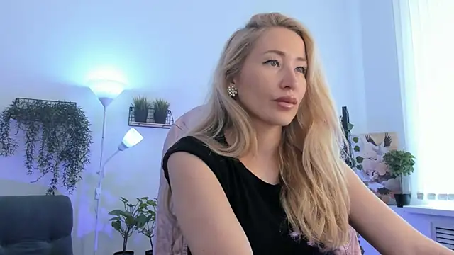 Snapshot of AstraMonroe chatting on April 30, 7:14 am AstraMonroe online show from April 30, 7:14 am