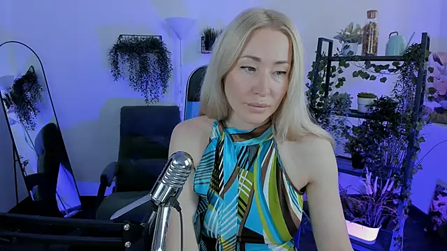 Snapshot of AstraMonroe chatting on June 19, 10:19 am AstraMonroe online show from June 19, 10:19 am