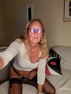 HotWifeLyn68 online show from September 29, 7:51 pm