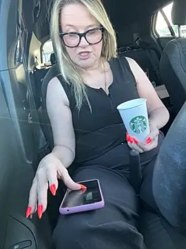 SuzieSub online show from March 3, 1:06 pm