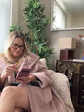 SuzieSub online show from May 7, 8:42 am