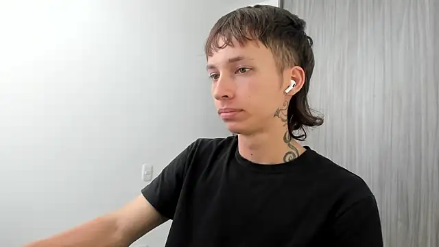 Snapshot of spacehumanz chatting on March 4, 9:32 pm spacehumanz online show from March 4, 9:32 pm