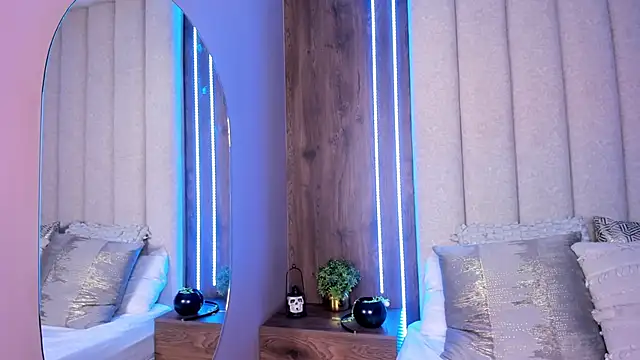 LucySalvatore  online show from November 1, 11:40 pm