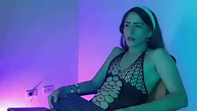 everly monroe online show from October 22, 1:50 am